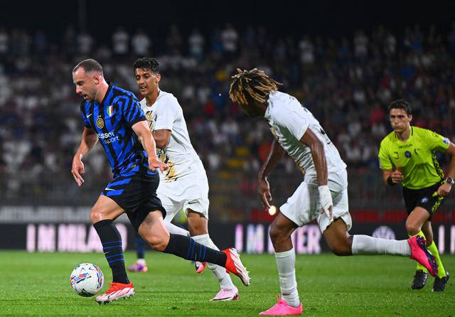 包含热那亚客场获胜，奠定稳固基础的词条