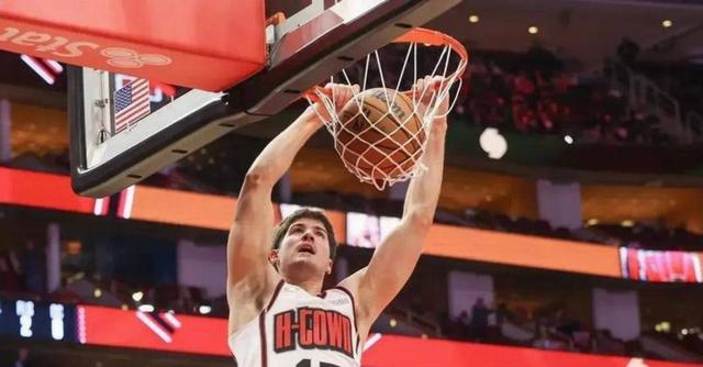 开拓者客场逆转雄鹿，球队表现令人刮目相看的简单介绍