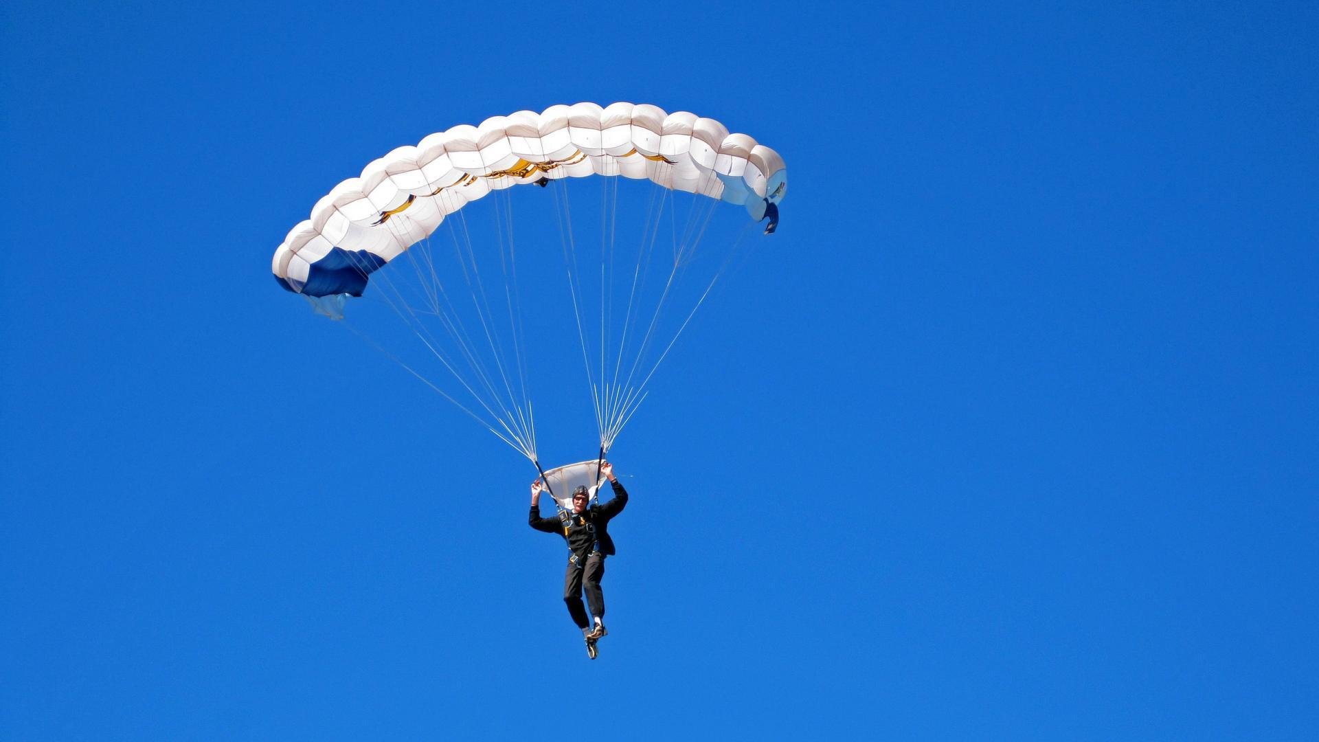 赛道上的冰与火，F1街道赛之夜，戈贝尔关键回合不手软